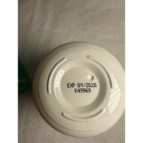 Innisfree Cherry Blossom Dewy Glow Jelly Moisturizer 50ml - Picture 2 of 4